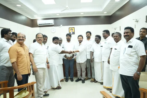 ராமேஸ்வரம் விசைப்படகு மற்றும் நாட்டுப் படகு மீனவர்கள் சங்கத் தலைவர்கள் மற்றும் மீன்வளம் மற்றும் மீனவர் நலத்துறை அமைச்சர் மற்றும் சுற்றுச்சூழல் அமைச்சர் உடன்.