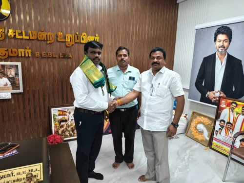 திருவெற்றியூர் சட்டமன்ற உறுப்பினர் மரியாதைக்குரிய திரு.செந்தில்குமார் B.E.B.L,MLA அவர்களின் பிறந்தநாள் முன்னிட்டு நேரில் சென்று பிறந்தநாள் வாழ்த்து தெரிவித்த போது.