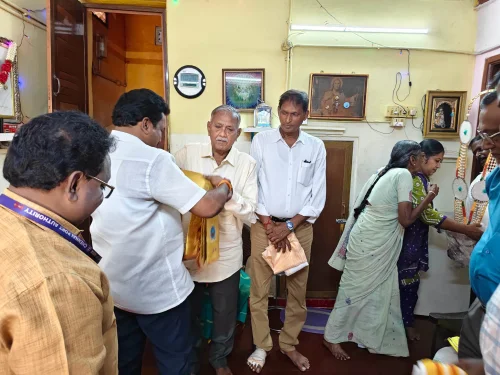 மரியாதைக்குரிய பெரியவர் திரு.சாலமன் தியாகராஜன் அவர்களின் பிறந்தநாள் முன்னிட்டு நேரில் சென்று பிறந்தநாள் நல்வாழ்த்துக்கள் தெரிவித்த போது.
